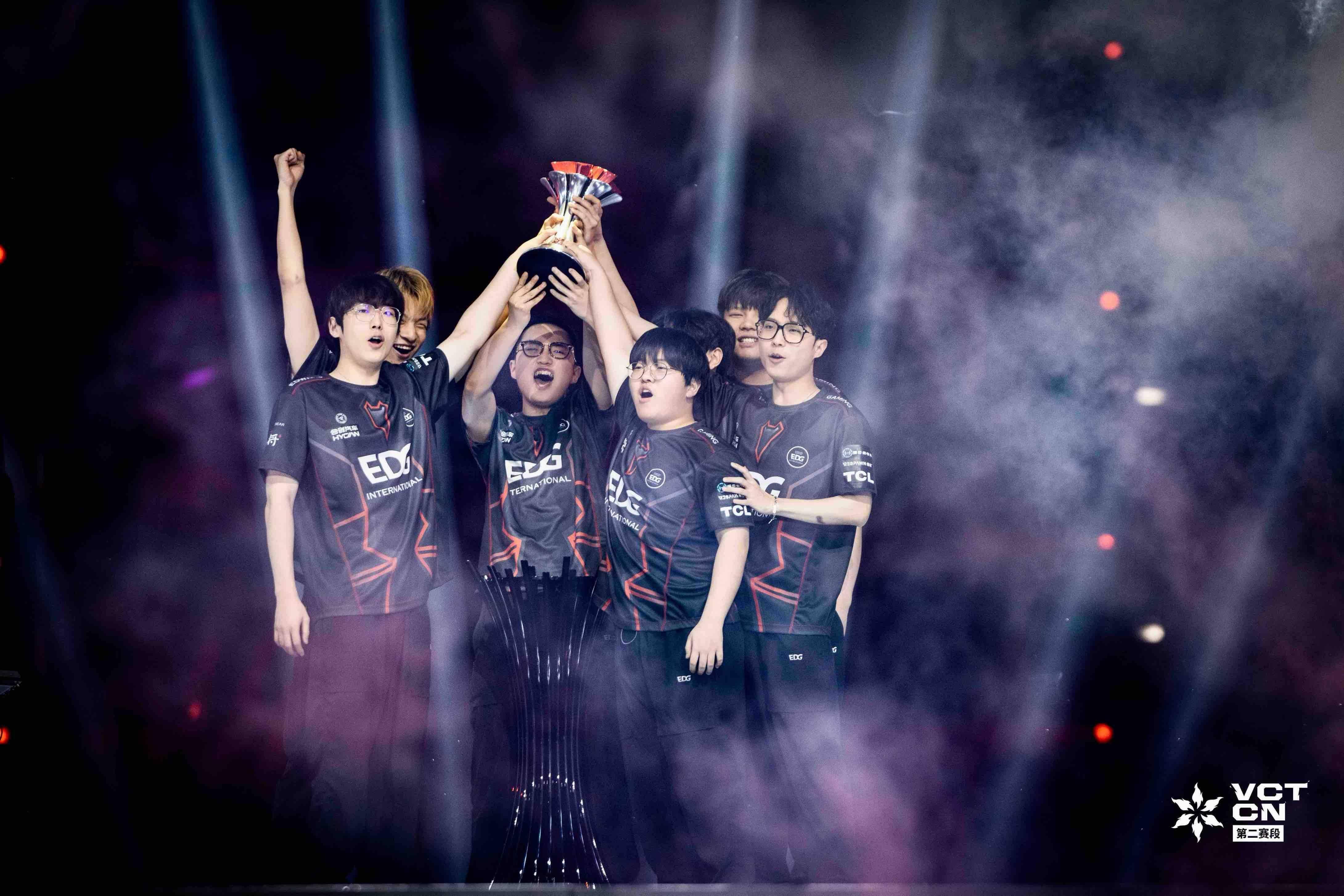 FPX完胜TeamWE，Uzi制霸全场