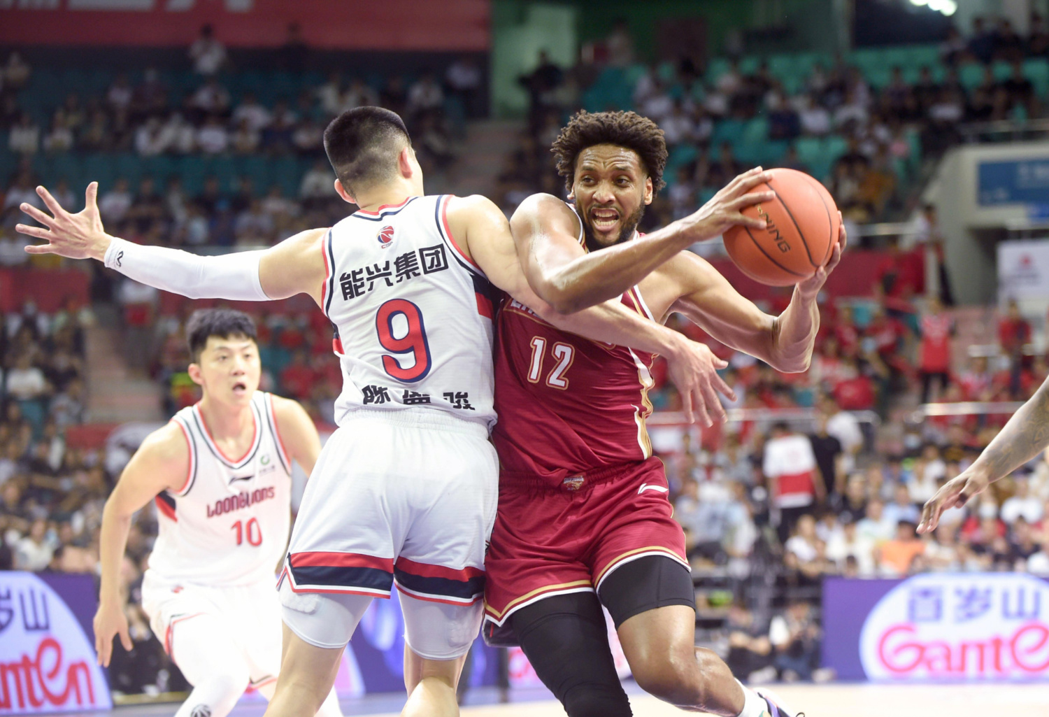 雄鹿逆转深圳队，高诗岩带队取胜