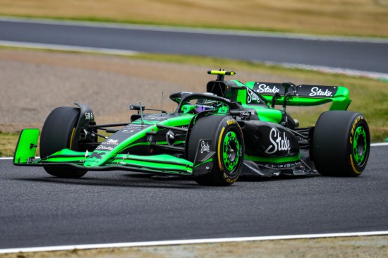 阿斯顿马丁险胜红牛车队，周冠宇状态火热