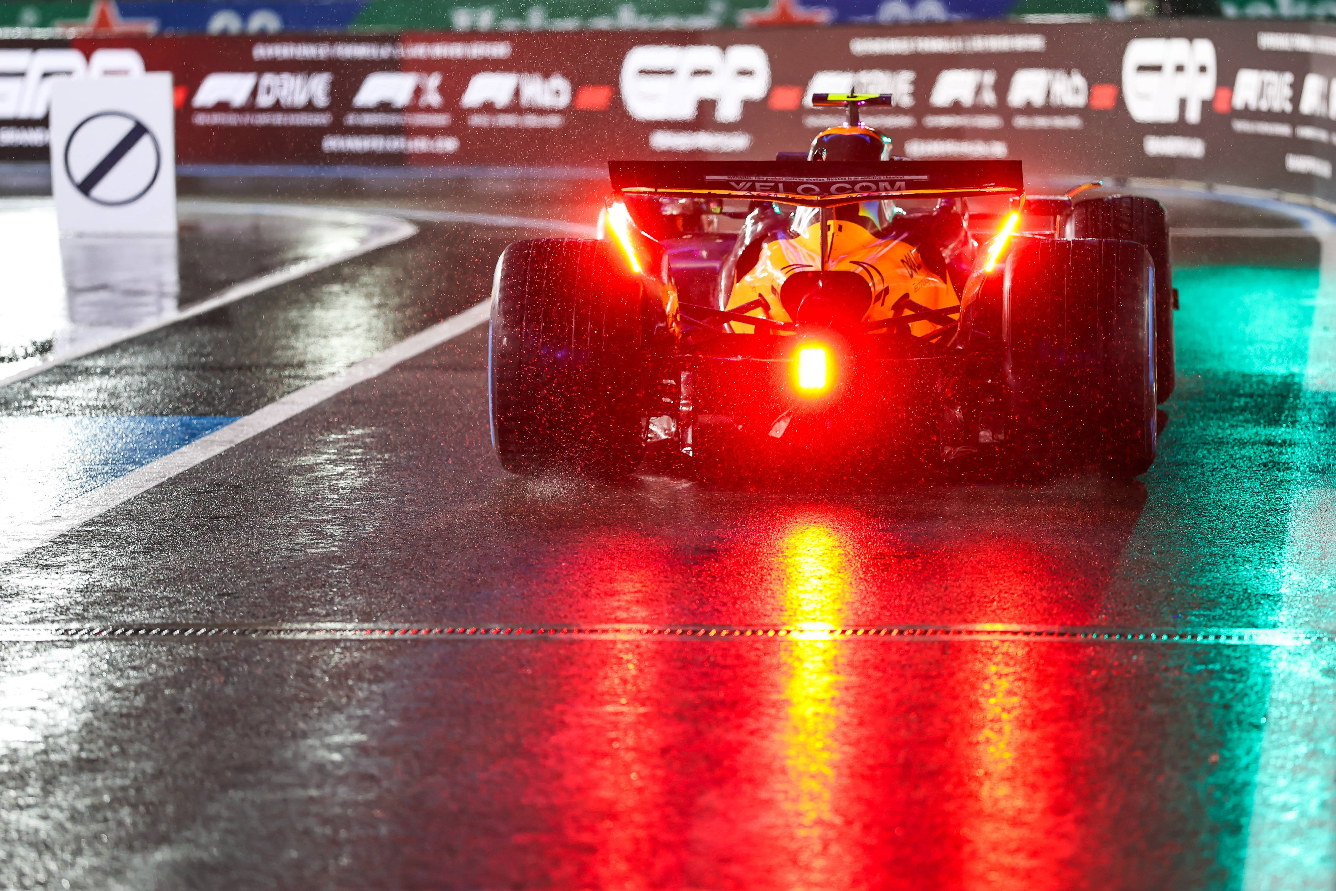 开云体育在线-雷诺车队绝杀红牛车队，塞恩斯统治全场